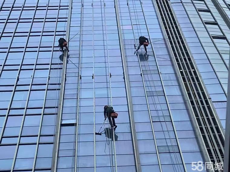 高空守護者 專業蜘蛛人吊繩服務與建筑物全面清潔指南