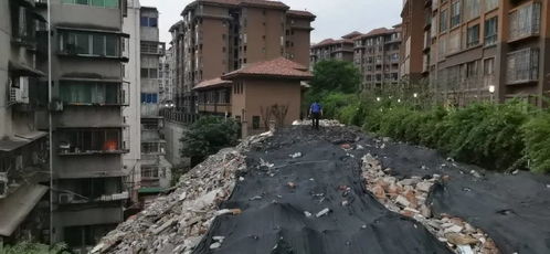 城事丨平橋一公寓旁建筑垃圾無人清理，回復15日之內清理完畢——建筑物清潔服務亟待優化